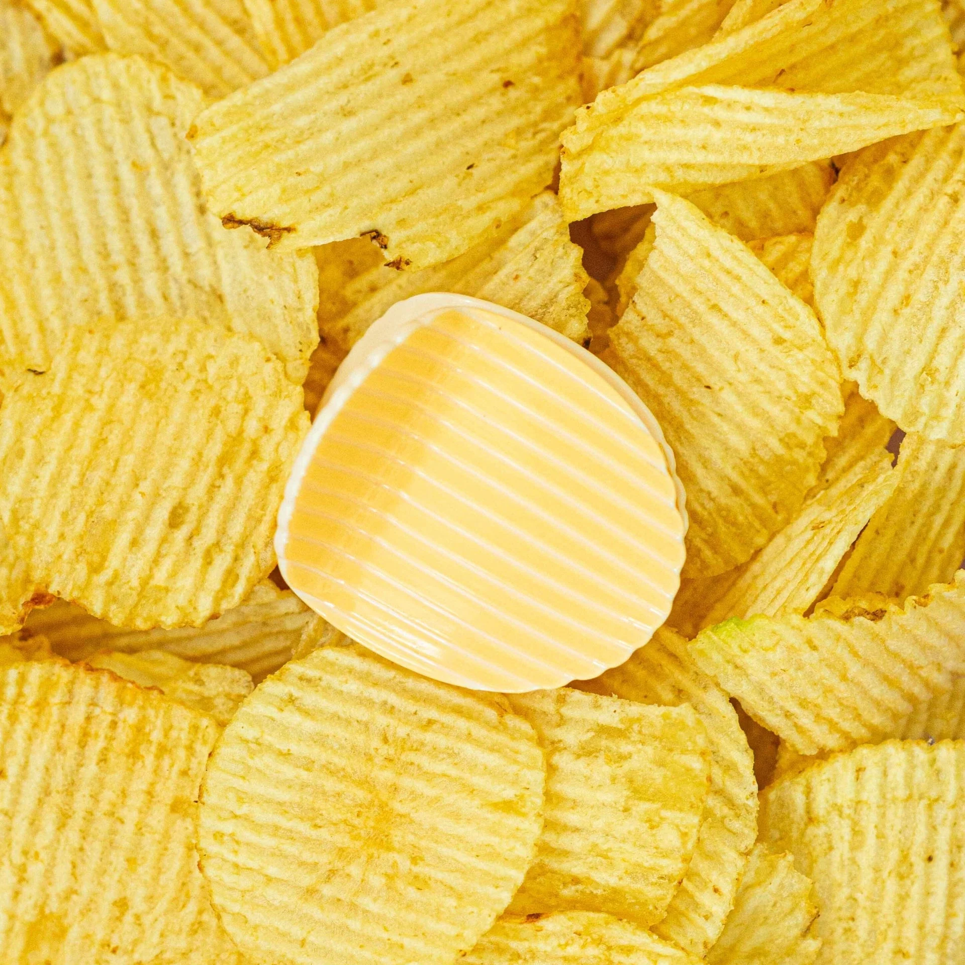 Midi Ruffle Chip Hair Claw - Image 3