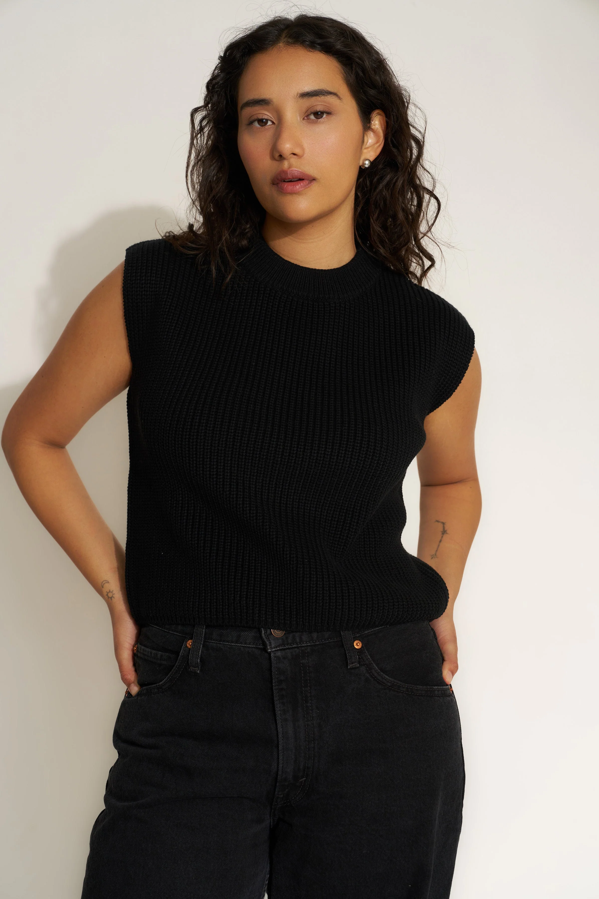 The Muscle Tee - Black - Image 2